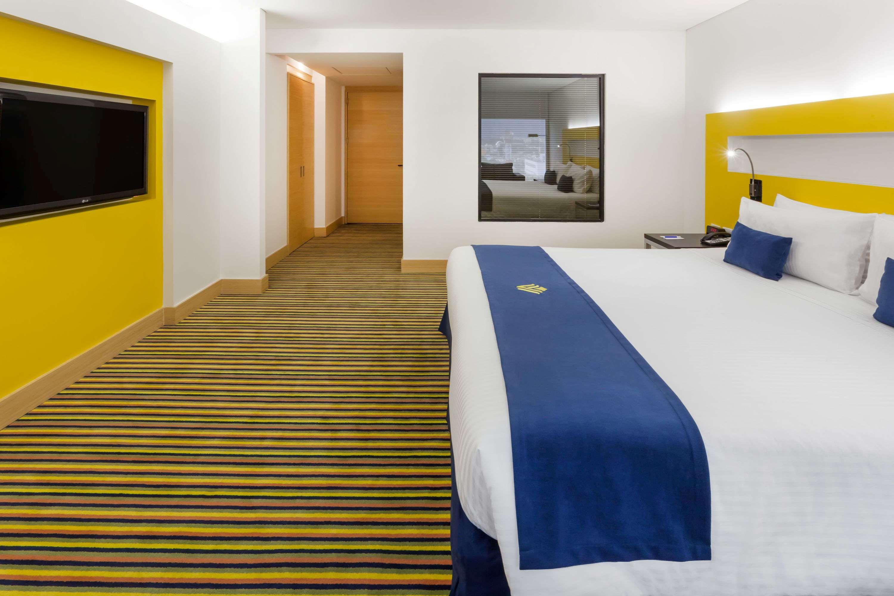Wyndham Bogota Hotell Exteriör bild A room at the hotel