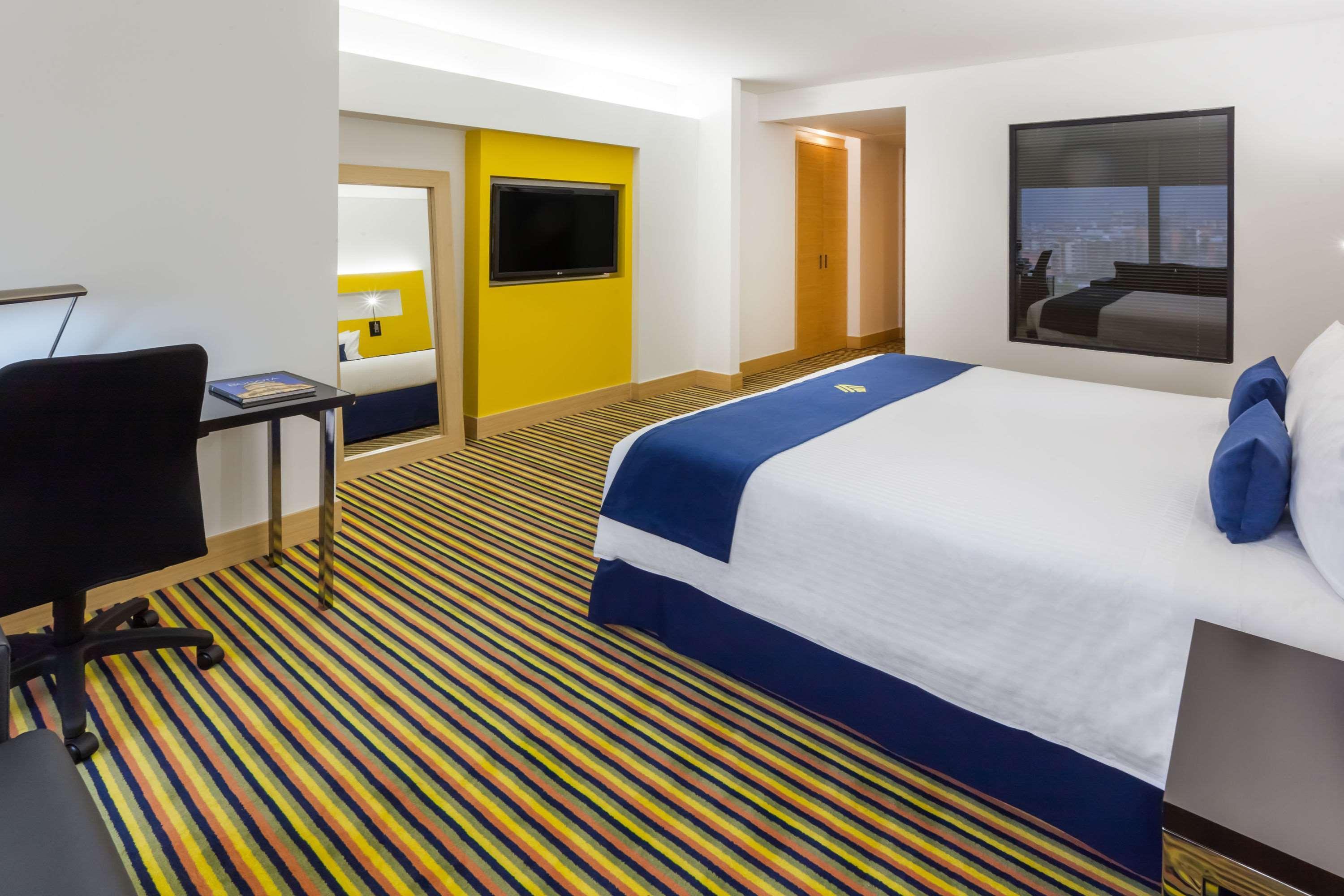 Wyndham Bogota Hotell Exteriör bild A room at the hotel