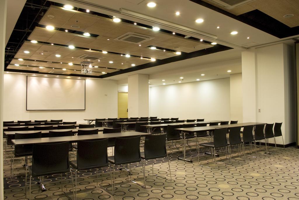 Wyndham Bogota Hotell Exteriör bild A typical meeting room