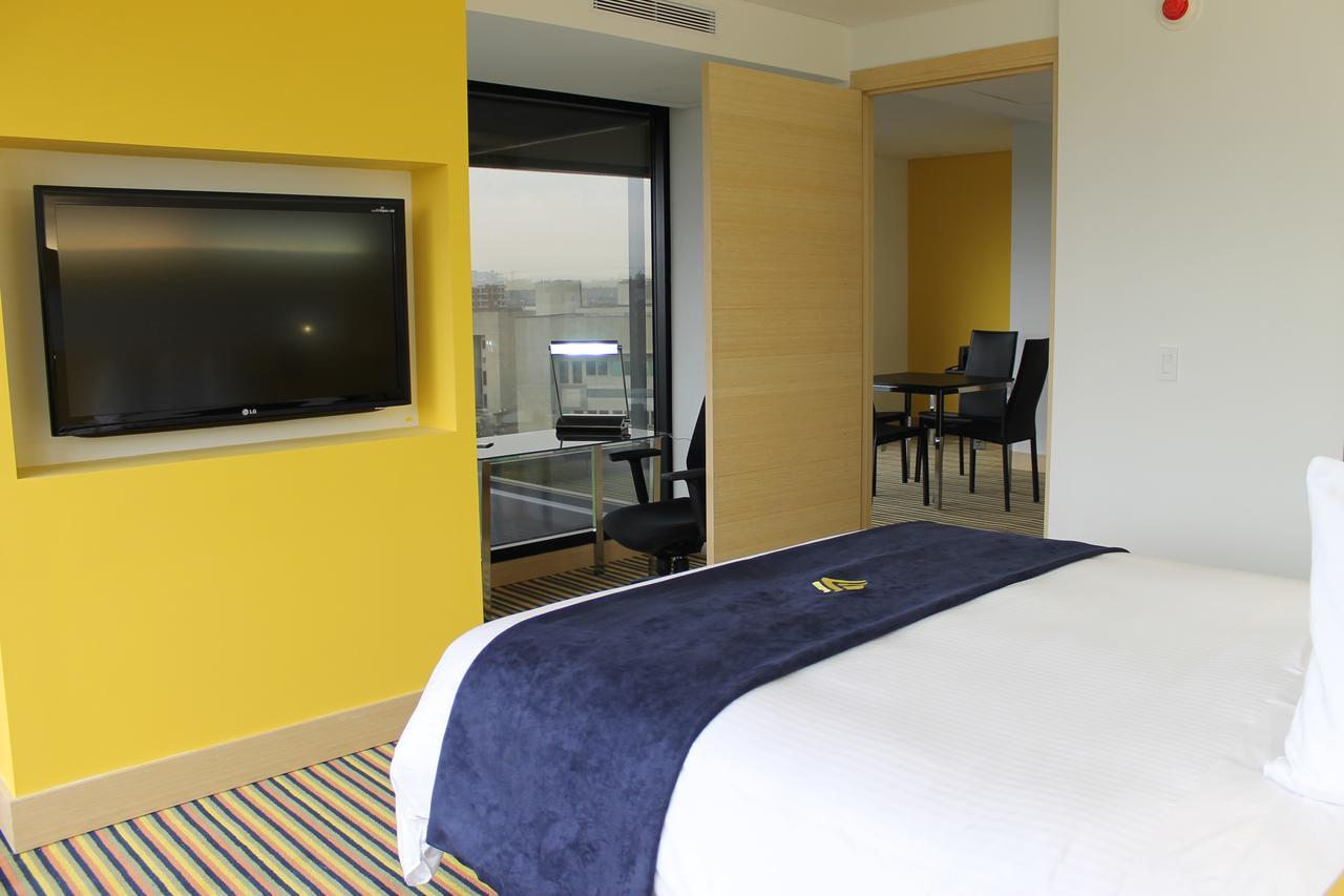 Wyndham Bogota Hotell Exteriör bild A room at the hotel